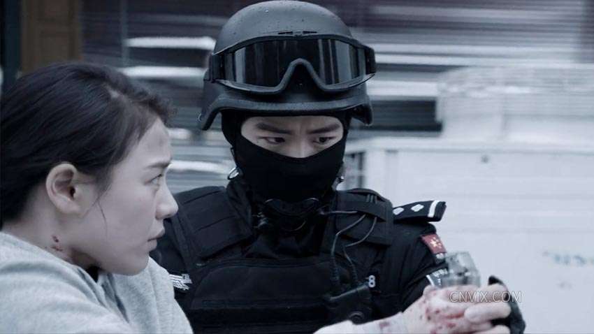 cute medical student was robbed and rescued by the handsome SWAT guy