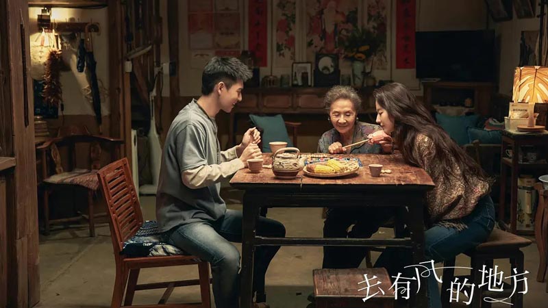 Xu Hongdou and Xie Zhiyao have a bowl of hot meal